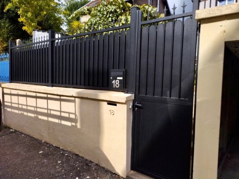 Faire poser un portail sur-mesure avec clôture sous garantie décennale proche de Etalondes 76