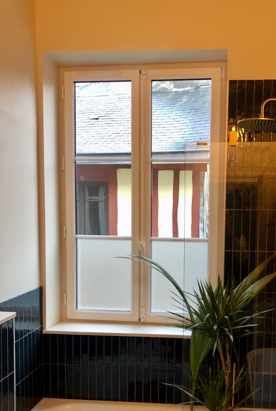 Fenêtre deux vantaux dont un oscillo-battant en bois près de Rouen (76)