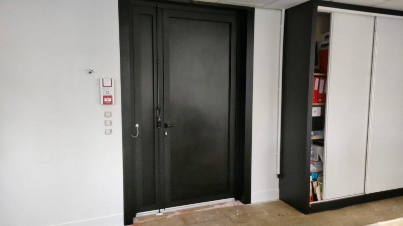 Installer une porte de bureau deux vantaux sécurisée en aluminium noir avec gâche électrique à Mont-Saint-Aignan près de Rouen