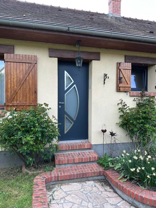 Remplacer des anciennes fenêtres et une porte d’entrée par des menuiseries en aluminium isolantes et sécurisées sur mesure à Yvetot près de Rouen (76)