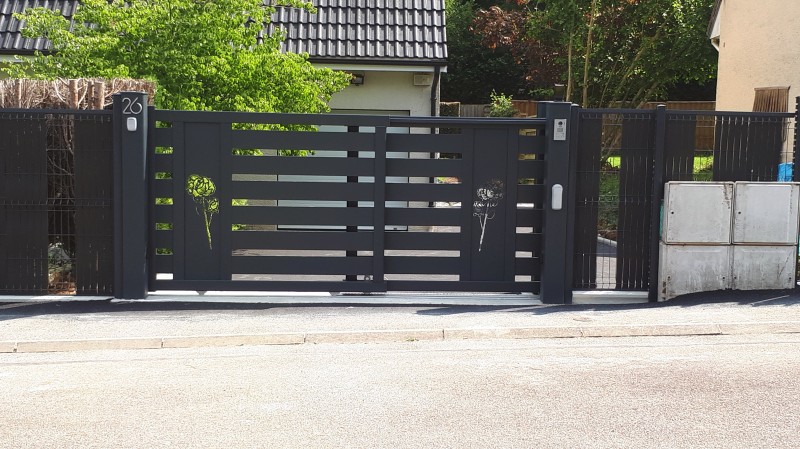 Remplacer un vieux portail par un nouveau portail en aluminium : le choix d’un portail coulissant télescopique avec décor personnalisé et motorisé à Bois guillaume près de Rouen 76