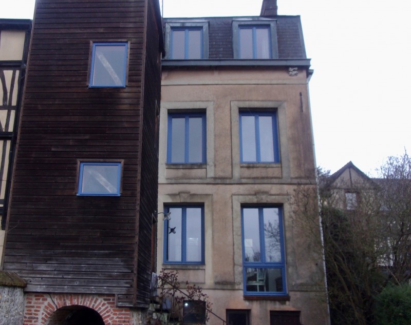 Rénover des fenêtres par des menuiseries hybrides mixant bois et aluminium en bicoloration à Rouen (76)