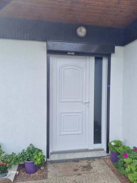 Porte d'entrée PVC rénovation blanche fixe latéral imposte sur mesure isolante sécurisée 44/2