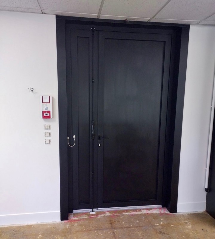 Installer une porte de bureau deux vantaux sécurisée en aluminium noir avec gâche électrique à Mont-Saint-Aignan près de Rouen
