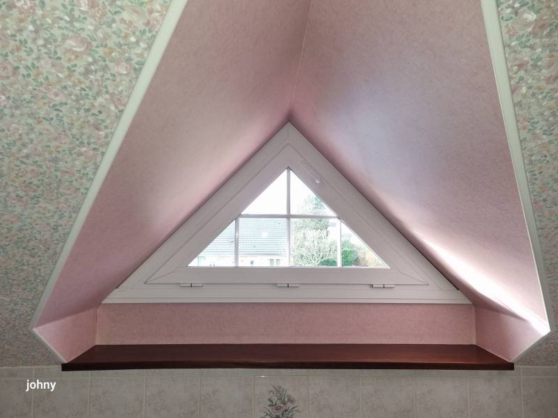 Installation de houteaux (triangles) à soufflet en aluminium un vantail avec ouverture à soufflet et petit-bois incorporés, ainsi que d’une porte d’entrée verte personnalisée à Canteleu près de Maromme (76) par une entreprise spécialisée depuis 1976.
