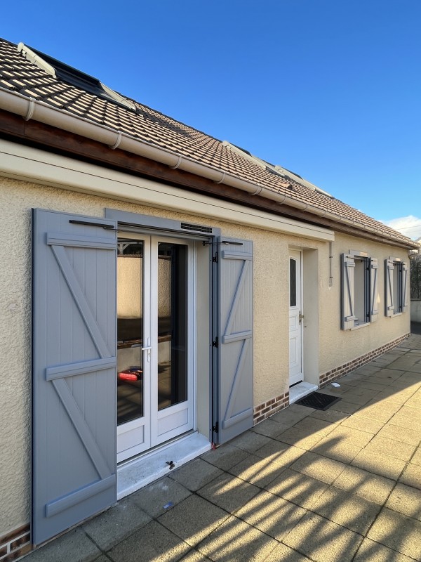 Volets battants aluminium motorisation solaire précadre bâti rénovation rouen
