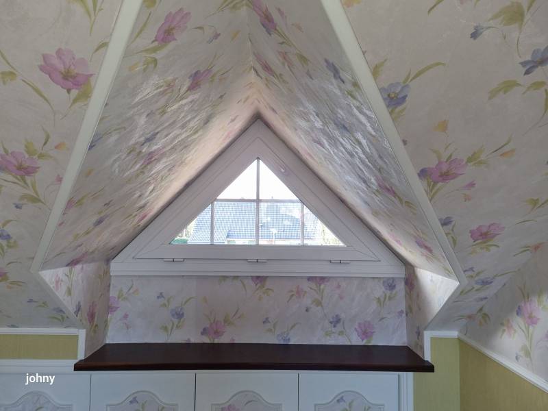 Installation de houteaux (triangles) à soufflet en aluminium un vantail avec ouverture à soufflet et petit-bois incorporés, ainsi que d’une porte d’entrée verte personnalisée à Canteleu près de Maromme (76) par une entreprise spécialisée depuis 1976.
