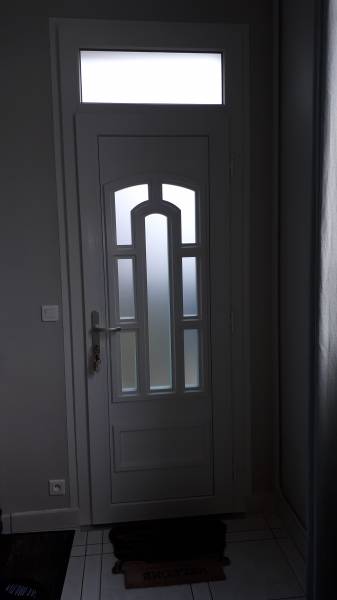 Remplacer une porte de garage, une porte d’entrée et une porte de service PVC à Sotteville près de Rouen avec installation d’un volet roulant solaire
