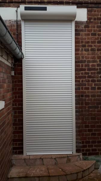 Remplacer une porte de garage, une porte d’entrée et une porte de service PVC à Sotteville près de Rouen avec installation d’un volet roulant solaire