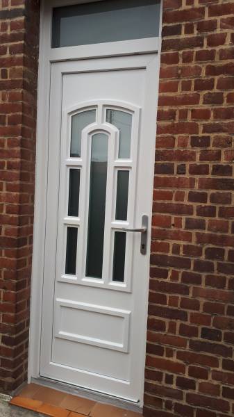 Remplacer une porte de garage, une porte d’entrée et une porte de service PVC à Sotteville près de Rouen avec installation d’un volet roulant solaire