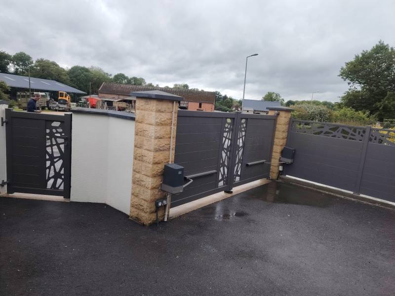     Clôture et portillon aluminium sur mesure installés à Quevillon