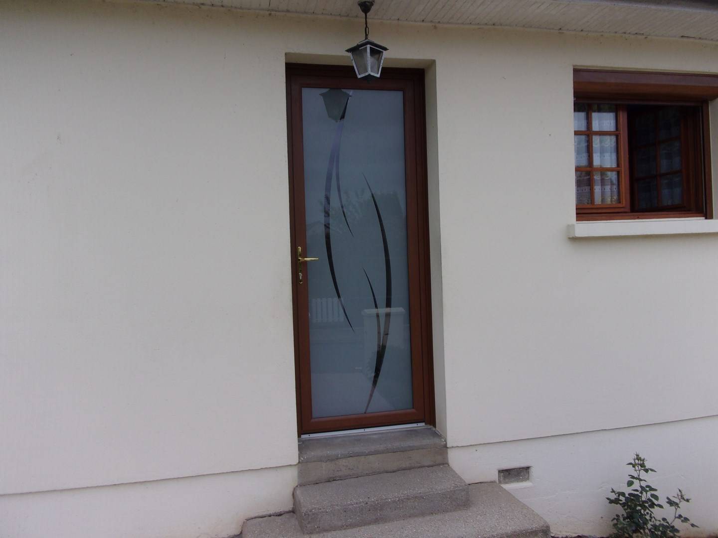 Une porte d'entrée laissant entrer la lumière près de Jumièges 76480