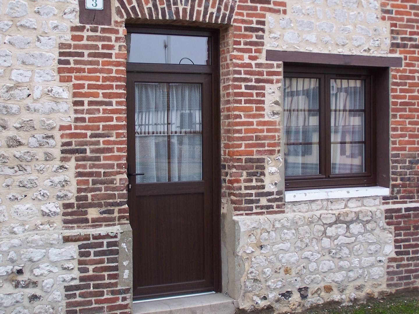 Choisir une porte d'entrée de style, près de Fresquiènnes 76570