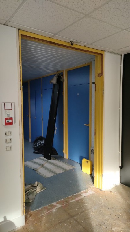 Installer une porte de bureau deux vantaux sécurisée en aluminium noir avec gâche électrique à Mont-Saint-Aignan près de Rouen