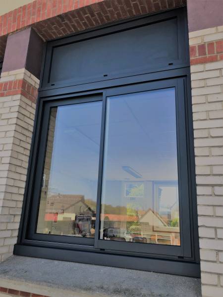 Fenêtre aluminium bicolore gris blanc à Saint Jean du Cardonnay