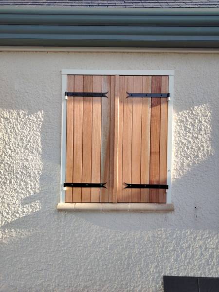 ETANEL Fenêtres en PVC chêne doré avec petits bois or.