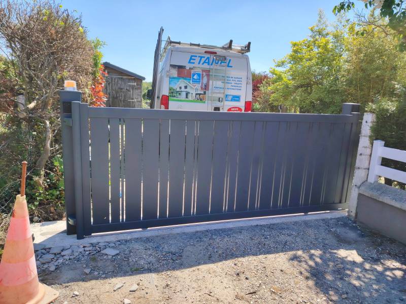 Portail coulissant aluminium motorisé SOMFY gris anthracite Normandie