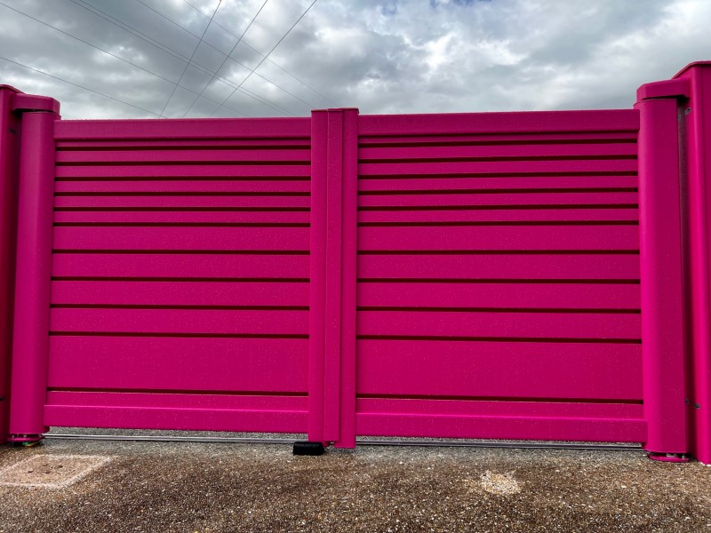 Faire installer un portail motorisé personnalisable pour une maison en location proche de Eu 76