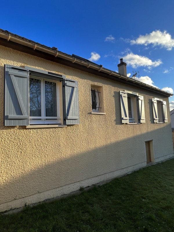 Installer des volets battants aluminium solaires motorisés avec précadre rénovation isolant de couleur gris argent à Darnétal près de Boos