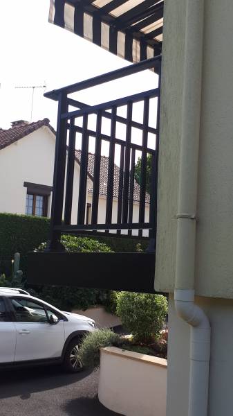 Installer un garde-corps en aluminium noir simulé en 3D sur un accès de maison avec escalier en pose sur dalle à Saint Paer près de Duclair 76