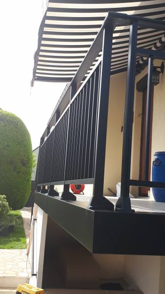 Installer un garde-corps en aluminium noir simulé en 3D sur un accès de maison avec escalier en pose sur dalle à Saint Paer près de Duclair 76