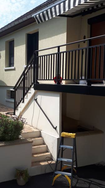 Installer un garde-corps en aluminium noir simulé en 3D sur un accès de maison avec escalier en pose sur dalle à Saint Paer près de Duclair 76