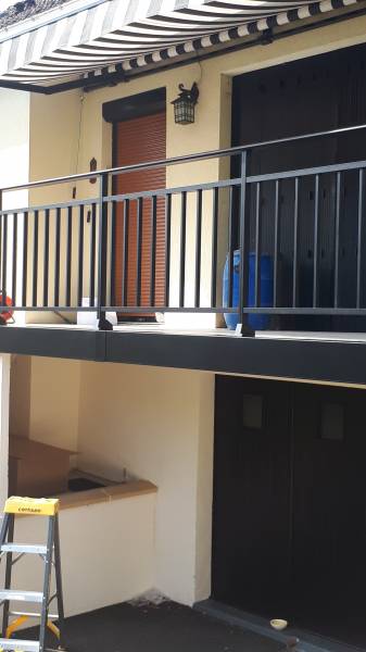 Installer un garde-corps en aluminium noir simulé en 3D sur un accès de maison avec escalier en pose sur dalle à Saint Paer près de Duclair 76