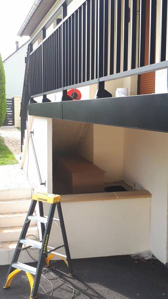 Installer un garde-corps en aluminium noir simulé en 3D sur un accès de maison avec escalier en pose sur dalle à Saint Paer près de Duclair 76
