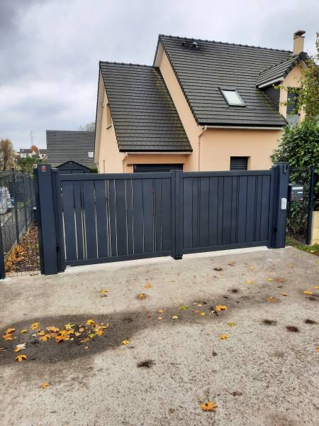 Portail aluminium design personnalisé avec décor galets ou personnalisé 