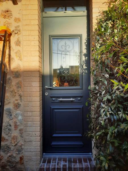 Installation professionnelle d’une porte d’entrée sur mesure par ETANEL.