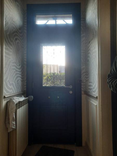 Installation professionnelle d’une porte d’entrée sur mesure par ETANEL.