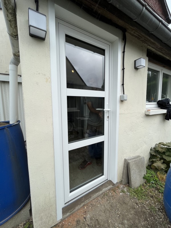 Installer une porte d’entrée sur mesure en aluminium blanc avec vitrage sécurisé à Notre-Dame-de-Bondeville près de Rouen (76).