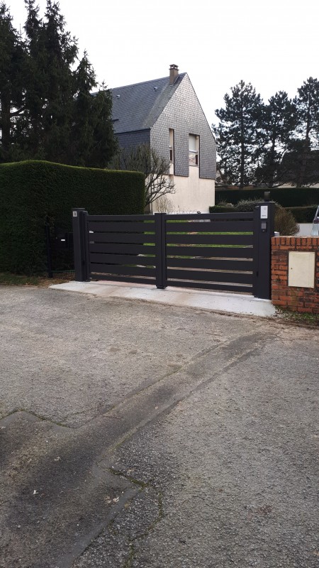 Portail motorisé maçonnerie longrine Rouen aluminium garantie 25 ans professionnel moteur digicode