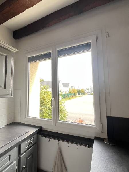 extérieur maison rénovée fenêtres PVC et volets motorisés Oissel