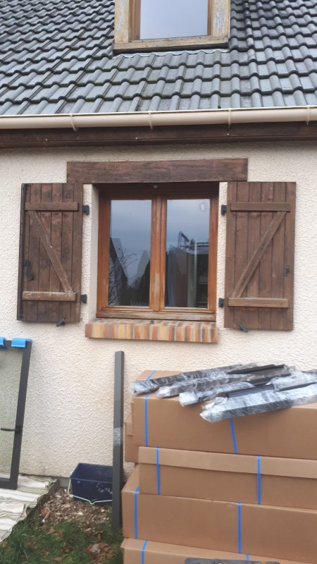 Rénovation thermique et esthétique de pavillon avec changement des fenêtres aluminium, de la porte d’entrée et des volets solaires SOMFY via entreprise RGE QUALIBAT à Isneauville près de Buchy 76