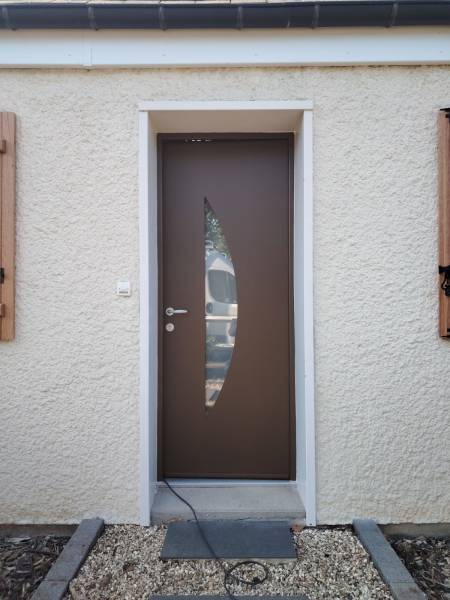 ETANEL Porte d’entrée sécurisée brun sépia avec vitrage sablé.
