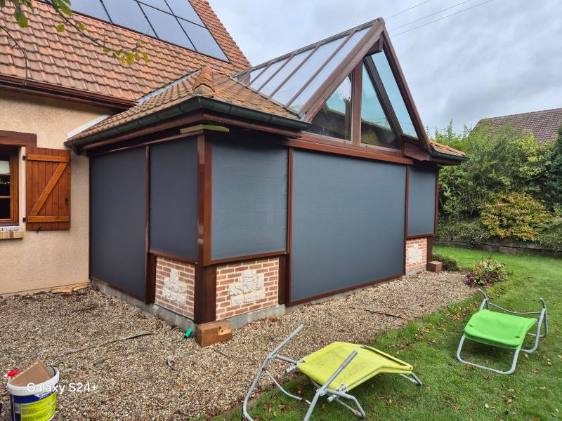 Découvrez les avantages des fenêtres en verre local avec ETANEL : apportez lumière naturelle et sensation d'espace à votre intérieur tout en privilégiant des matériaux de qualité