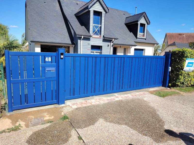 portail coulissant CADIOU KOSTUM normandie CELINA aspect deux vantaux  bleu sur mesure motorisé