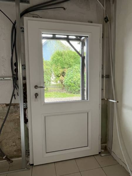 porte d’entrée sur-mesure aluminium avec vitrage et soubassement à Rouen