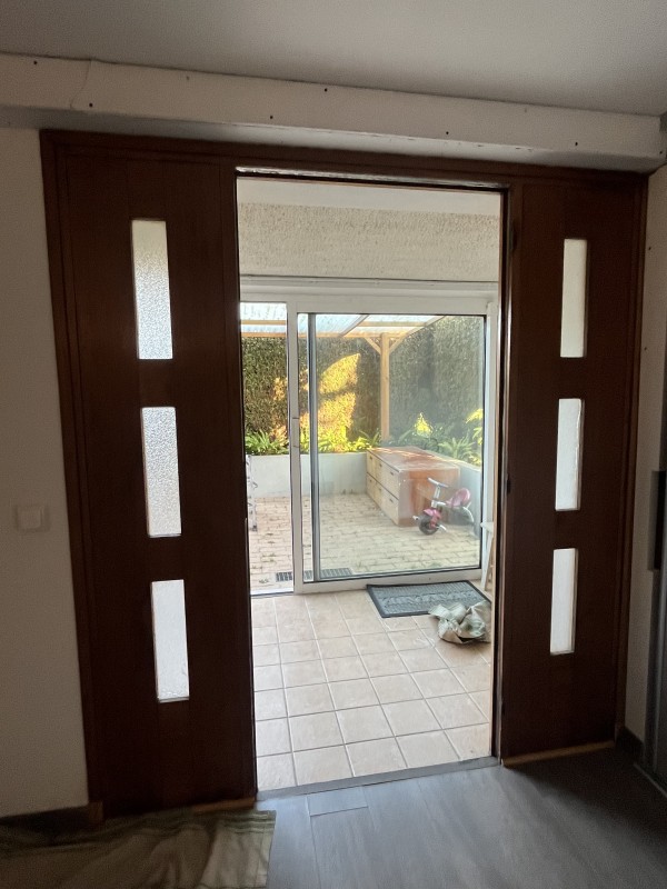Installer une porte d’entrée monobloc en aluminium avec deux fixes latéraux, posée en applique, à Maromme près de Rouen (76)