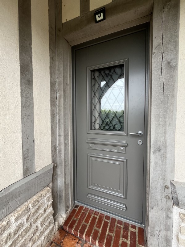 ETANEL Détail du décor vitrage grille Rustica sur une porte d’entrée à Malaunay.
