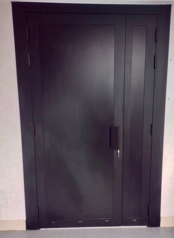 Installer une porte de bureau deux vantaux sécurisée en aluminium noir avec gâche électrique à Mont-Saint-Aignan près de Rouen