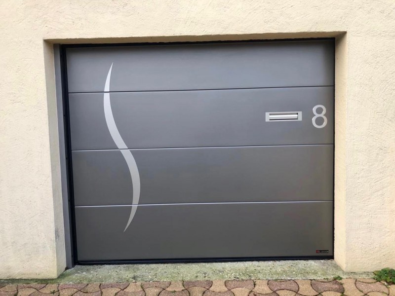 porte de garage sectionnelle motorisée avec tête de boite aux lettres