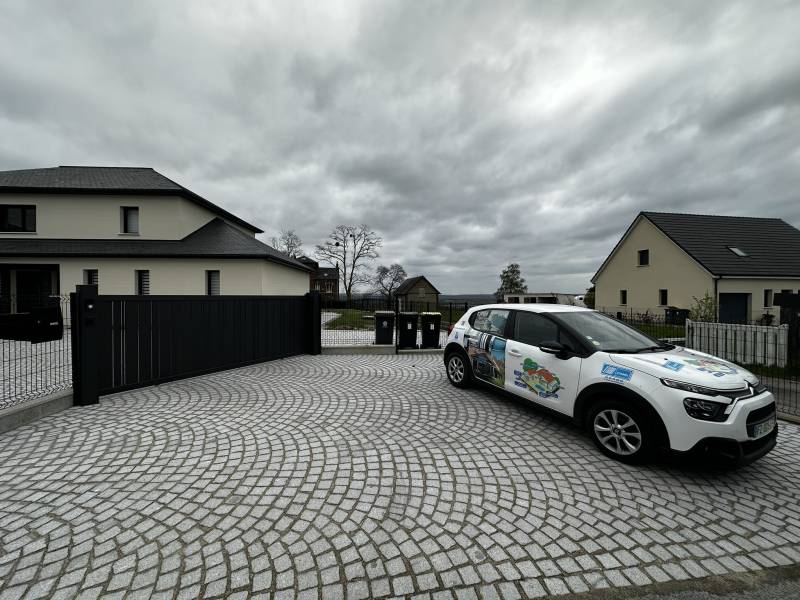 Portail coulissant aluminium KOSTUM CELINA noir sablé installé à Duclair par ETANEL, menuisier normand