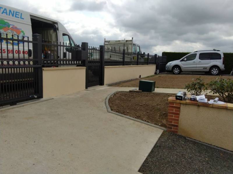 Installer deux portails coulissants motorisés en aluminium noir sablé près de Rouen