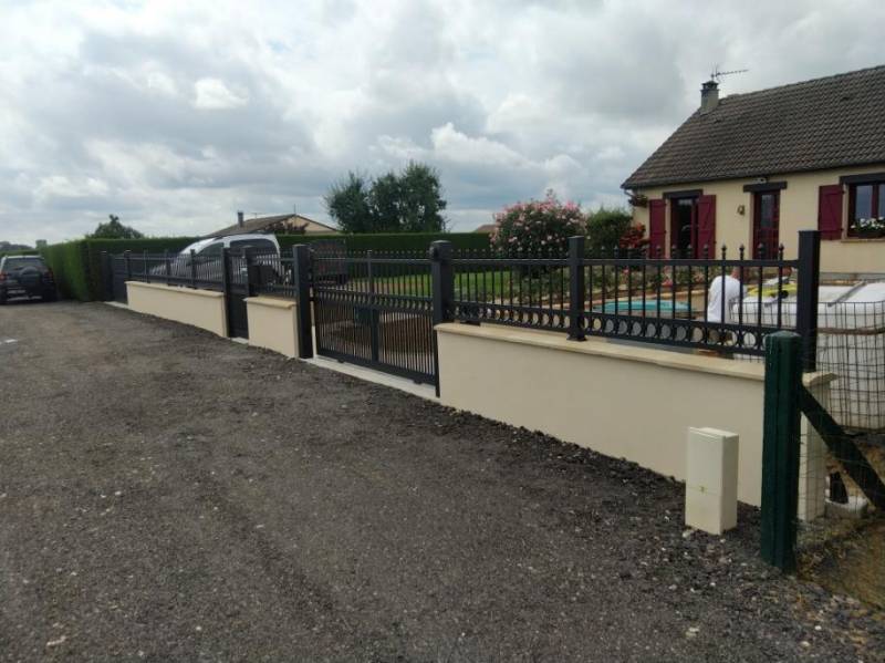 Installer deux portails coulissants motorisés en aluminium noir sablé près de Rouen
