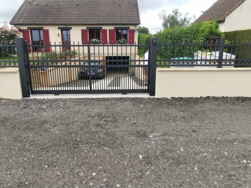 Installer deux portails coulissants motorisés en aluminium noir sablé près de Rouen