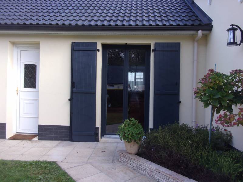 Installation de menuiseries PVC, de volets battants et d'une porte de garage au Cailly