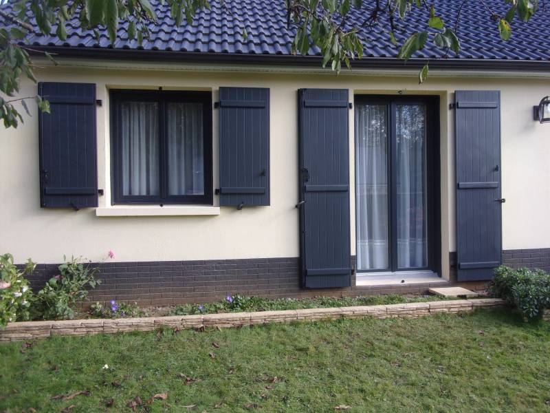 Installation de menuiseries PVC, de volets battants et d'une porte de garage au Cailly