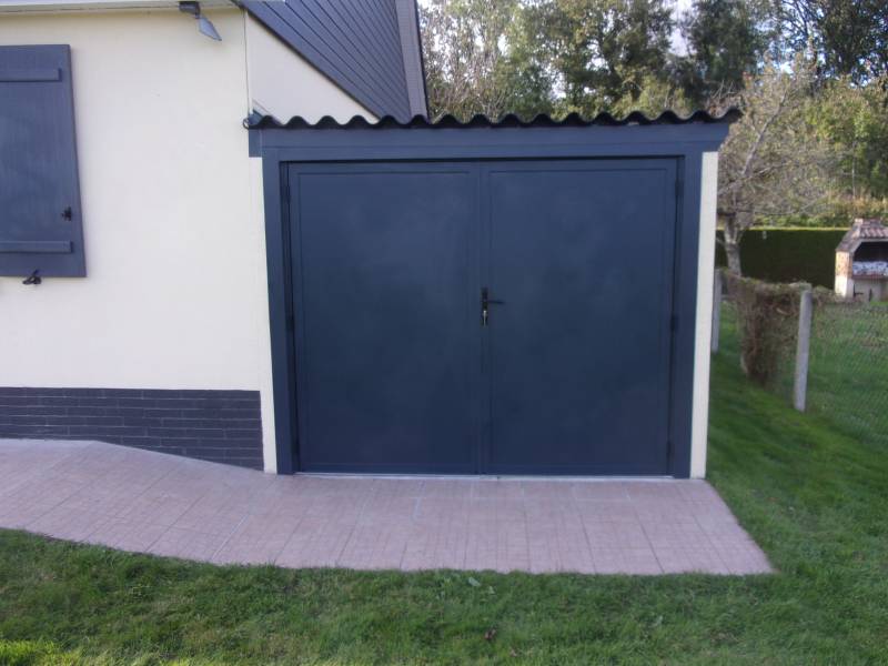 Installation de menuiseries PVC, de volets battants et d'une porte de garage au Cailly